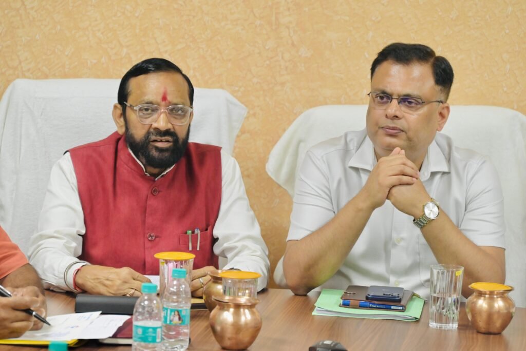 सफाई कर्मचारियों के नए स्थायी पद सृजित करने, रिक्त पदों पर भर्ती, 10 वर्ष की सेवा पूरी कर चुके कार्मिकों के विनियमितीकरण और कल्याण कोष की स्थापना पर हुई चर्चा