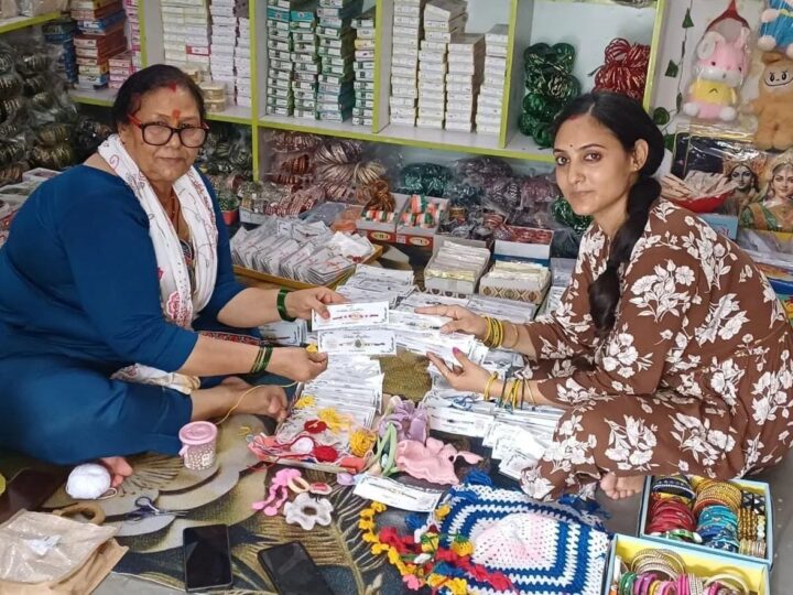 रक्षाबंधन पर दून की ग्रामीण महिलाओं की राखियों की बढ़ी मांग, सास-बहू की जोड़ी ने बनाया स्वरोजगार का मॉडल