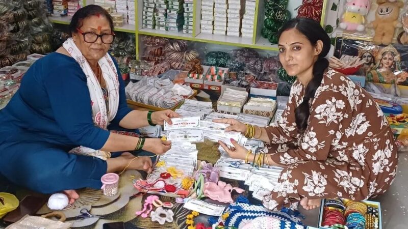 रक्षाबंधन पर दून की ग्रामीण महिलाओं की राखियों की बढ़ी मांग, सास-बहू की जोड़ी ने बनाया स्वरोजगार का मॉडल