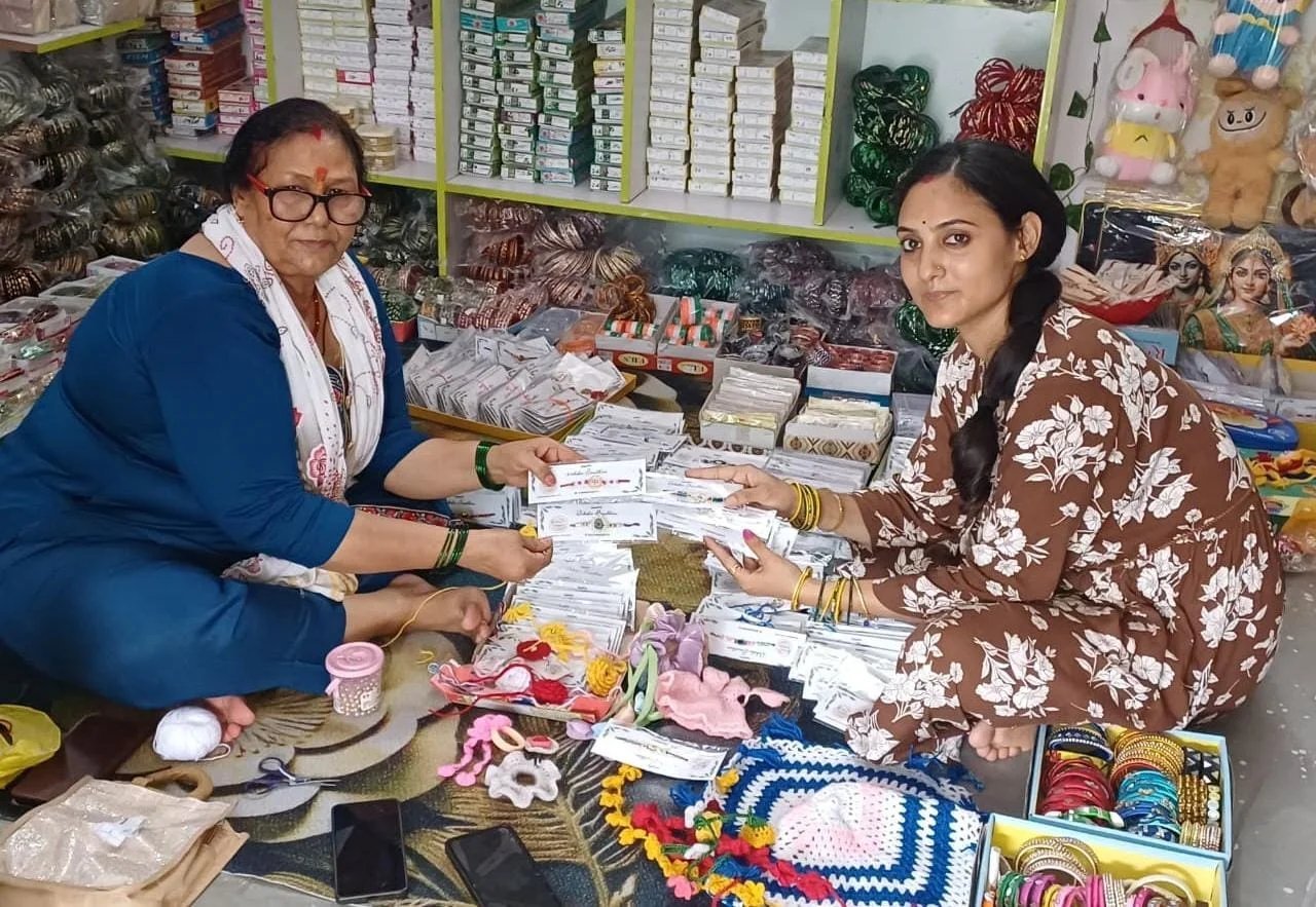 रक्षाबंधन पर दून की ग्रामीण महिलाओं की राखियों की बढ़ी मांग, सास-बहू की जोड़ी ने बनाया स्वरोजगार का मॉडल