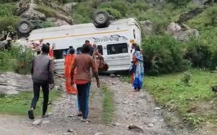 सोनगाड के पास ब्रेक फेल होने से टेंपो ट्रेवल्स पलटा, 17 यात्री थे सवार