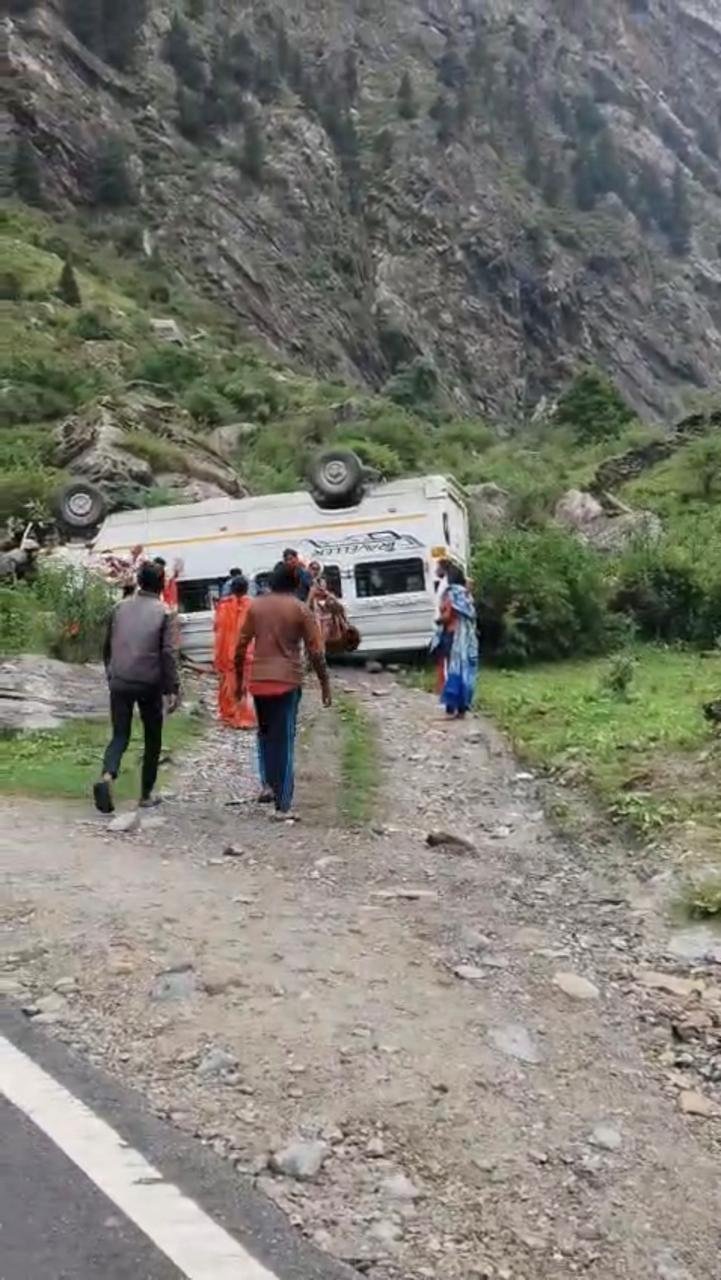 सोनगाड के पास ब्रेक फेल होने से टेंपो ट्रेवल्स पलटा, 17 यात्री थे सवार