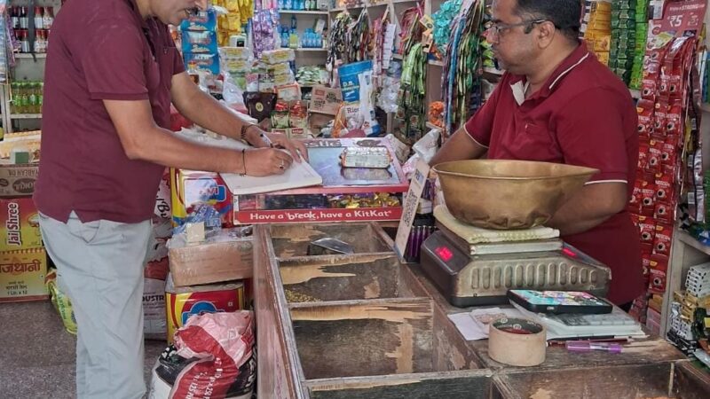 चीनी की जमाखोरी और कालाबाजारी पर प्रशासन सख्त, डीएम स्वाति एस. भदौरिया के निर्देश पर 11 टीमों ने जनपदभर के बाजारों में चलाया व्यापक निरीक्षण अभियान, दुकानों में चीनी के स्टॉक की जांच