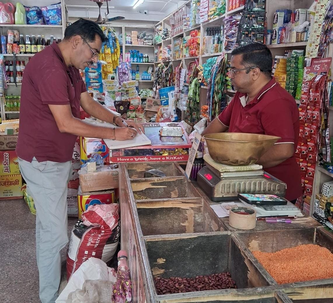 चीनी की जमाखोरी और कालाबाजारी पर प्रशासन सख्त, डीएम स्वाति एस. भदौरिया के निर्देश पर 11 टीमों ने जनपदभर के बाजारों में चलाया व्यापक निरीक्षण अभियान, दुकानों में चीनी के स्टॉक की जांच