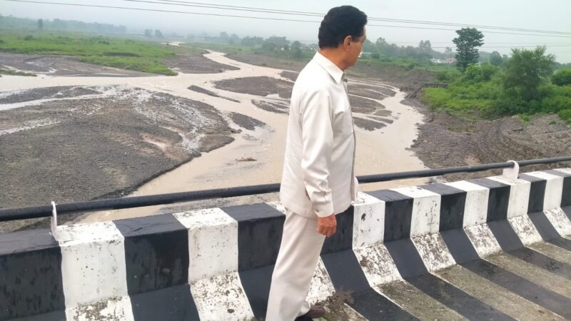 पूर्व कैबिनेट मंत्री सुरेन्द्र सिंह नेगी ने मालन नदी का किया स्थलीय निरीक्षण, कहा – सालभर में बह गई करोड़ों की सुरक्षा दीवार, 14 साल पुरानी लाखों की दीवार अब भी मजबूत