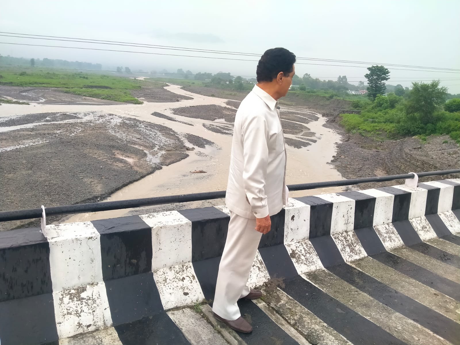 पूर्व कैबिनेट मंत्री सुरेन्द्र सिंह नेगी ने मालन नदी का किया स्थलीय निरीक्षण, कहा – सालभर में बह गई करोड़ों की सुरक्षा दीवार, 14 साल पुरानी लाखों की दीवार अब भी मजबूत