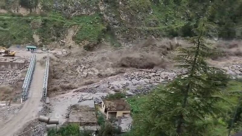 नीति घाटी के तमक नाले मे फटा बादल गाड़ियां बही, एक व्यक्ति लापता