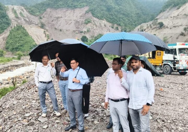 एडीएम शैलेन्द्र सिंह नेगी ने निर्माणाधीन सौंग बांध परियोजना का किया निरीक्षण, पुनर्वास और मुआवजा वितरण में तेजी लाने के दिए निर्देश
