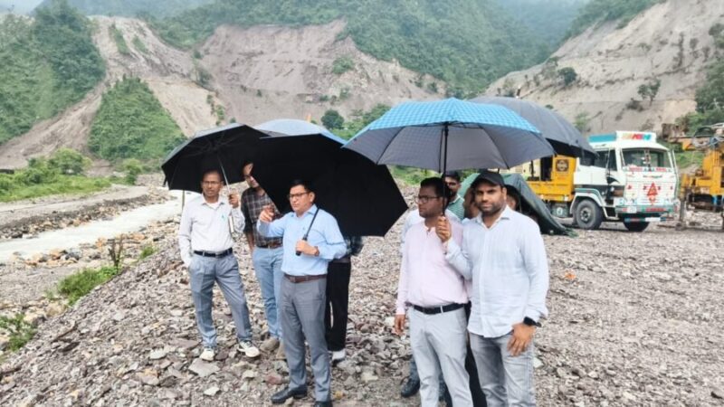 एडीएम शैलेन्द्र सिंह नेगी ने निर्माणाधीन सौंग बांध परियोजना का किया निरीक्षण, पुनर्वास और मुआवजा वितरण में तेजी लाने के दिए निर्देश