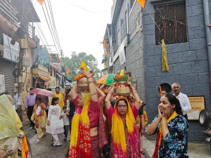 धर्मपुर के सिद्धपीठ प्राचीन श्री शिव मंदिर में भव्य कलश यात्रा के साथ श्री शिव महापुराण कथा का शुभारंभ