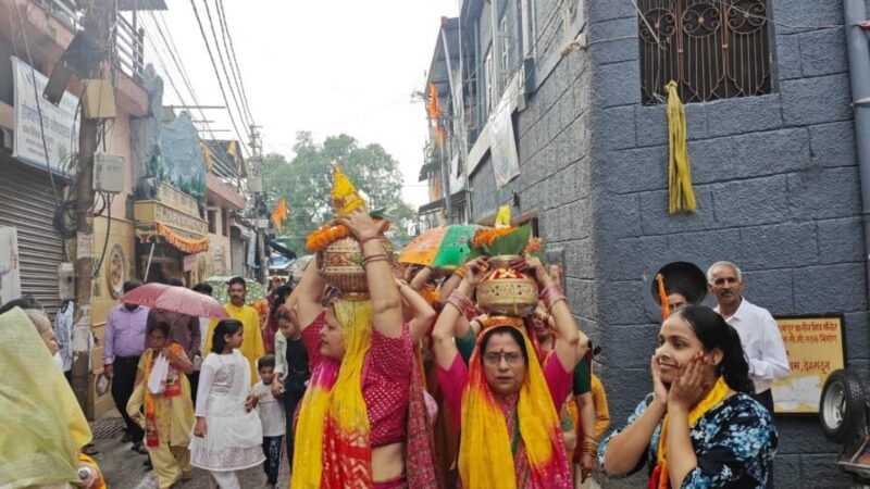 धर्मपुर के सिद्धपीठ प्राचीन श्री शिव मंदिर में भव्य कलश यात्रा के साथ श्री शिव महापुराण कथा का शुभारंभ