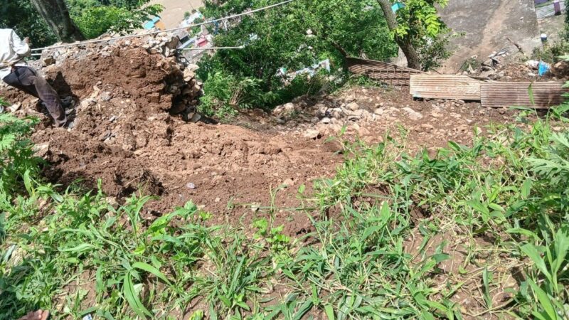 भारी बारिश से राजकीय इंटर कॉलेज कर्णप्रयाग की सुरक्षा दीवार ढही, मकान पर गिरा पेड़