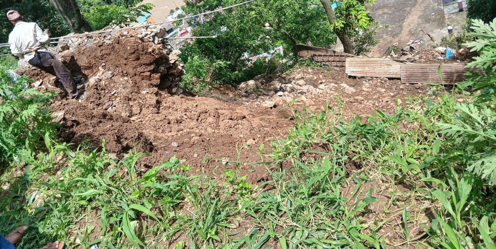भारी बारिश से राजकीय इंटर कॉलेज कर्णप्रयाग की सुरक्षा दीवार ढही, मकान पर गिरा पेड़