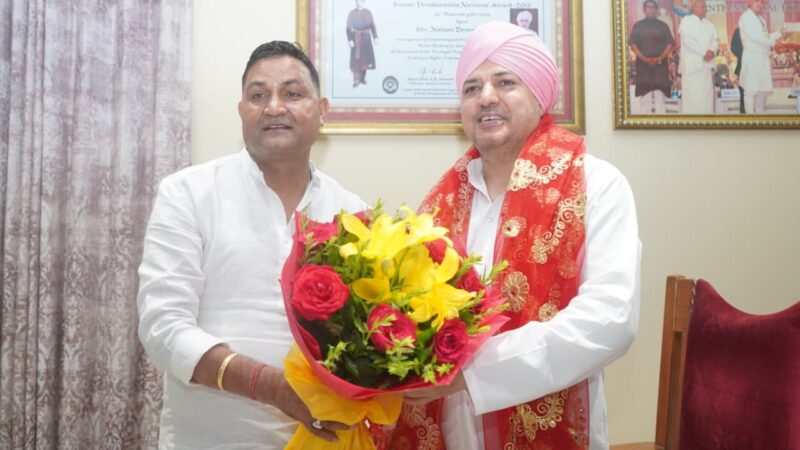 कैबिनेट मंत्री राम सिंह कैड़ा ने श्री दरबार साहिब में मत्था टेककर लिया आशीर्वाद, श्रीमहंत देवेन्द्र दास जी महाराज से की शिष्टाचार भेंट, कुमाऊँ में एसजीआरआर ग्रुप के शिक्षा एवं स्वास्थ्य संस्थानों के विस्तार का दिया सुझाव