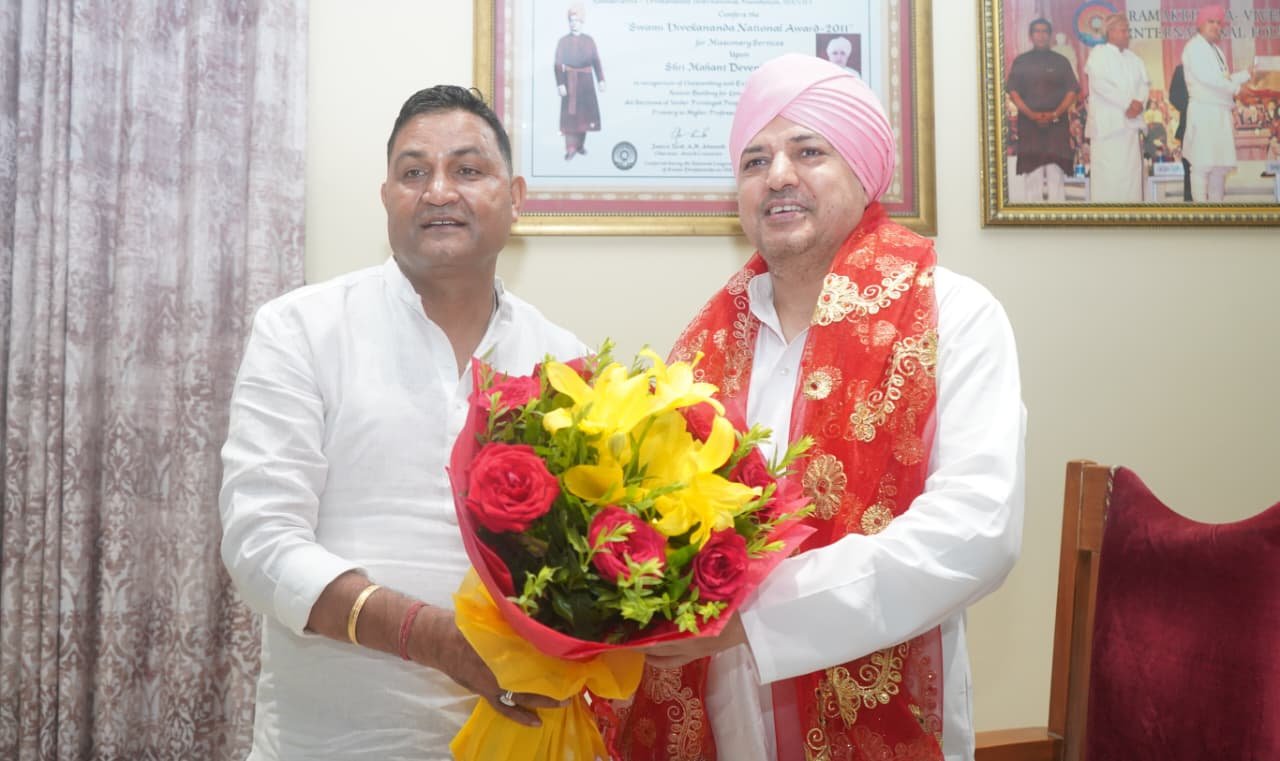 कैबिनेट मंत्री राम सिंह कैड़ा ने श्री दरबार साहिब में मत्था टेककर लिया आशीर्वाद, श्रीमहंत देवेन्द्र दास जी महाराज से की शिष्टाचार भेंट, कुमाऊँ में एसजीआरआर ग्रुप के शिक्षा एवं स्वास्थ्य संस्थानों के विस्तार का दिया सुझाव