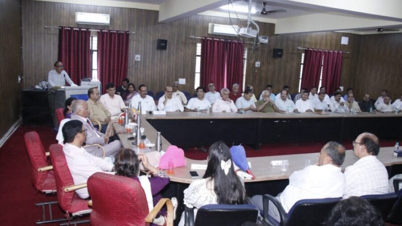 कुलपति प्रो. अम्बरीश कुमार महाजन ने वित्तीय कार्यों में पारदर्शिता एवं समयबद्धता पर दिया जोर