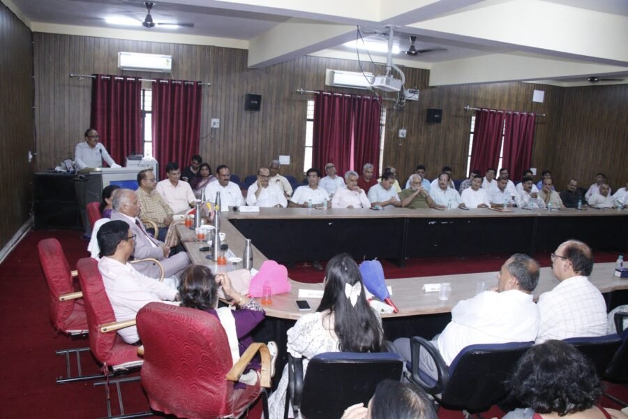 कुलपति प्रो. अम्बरीश कुमार महाजन ने वित्तीय कार्यों में पारदर्शिता एवं समयबद्धता पर दिया जोर