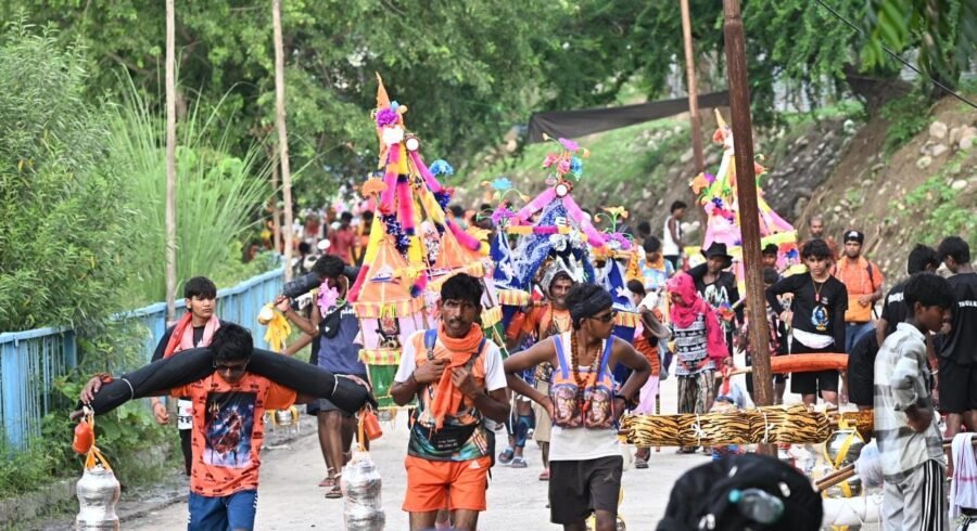 धर्मनगरी में उमड़ रहा है आस्था का सैलाब, कांवड़ मेले के सातवें दिन 37.30 लाख शिवभक्तों ने भरा गंगाजल, अब तक 1.80 करोड़ श्रद्धालु हुए रवाना