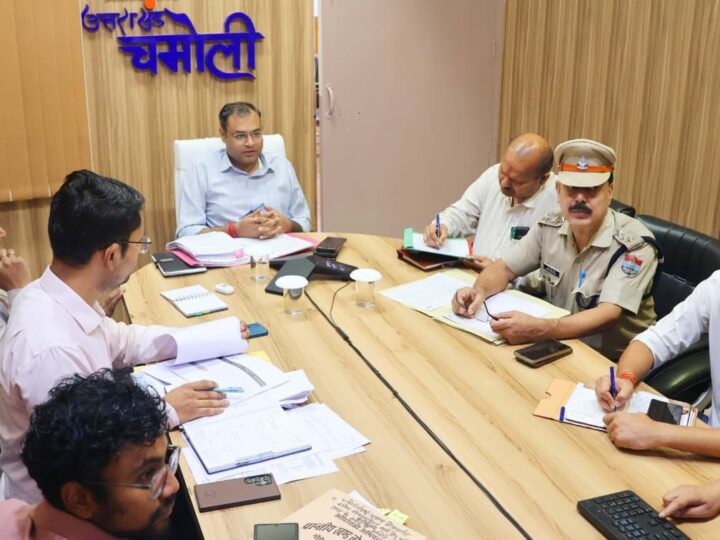 राष्ट्रीय राजमार्गों से अतिक्रमण हटाने को अभियान चलाने के निर्देश, सड़क सुरक्षा उपायों में भी लाई जाए तेजी – डीएम गौरव कुमार