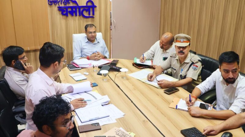 राष्ट्रीय राजमार्गों से अतिक्रमण हटाने को अभियान चलाने के निर्देश, सड़क सुरक्षा उपायों में भी लाई जाए तेजी – डीएम गौरव कुमार