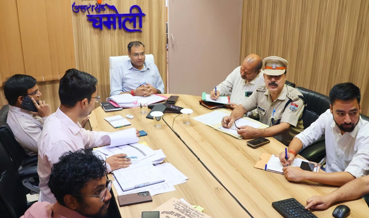 राष्ट्रीय राजमार्गों से अतिक्रमण हटाने को अभियान चलाने के निर्देश, सड़क सुरक्षा उपायों में भी लाई जाए तेजी – डीएम गौरव कुमार