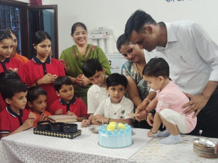 एसडीएम संदीप कुमार की पहल बनी मिसाल, नेताजी सुभाष चंद्र बोस आवासीय छात्रावास के बच्चों के बीच मनाया बेटे का जन्मदिन