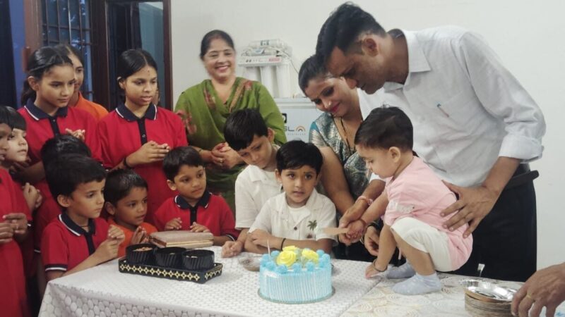 एसडीएम संदीप कुमार की पहल बनी मिसाल, नेताजी सुभाष चंद्र बोस आवासीय छात्रावास के बच्चों के बीच मनाया बेटे का जन्मदिन