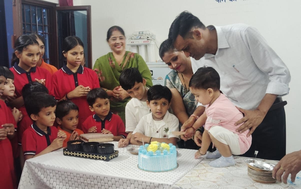 एसडीएम संदीप कुमार की पहल बनी मिसाल, नेताजी सुभाष चंद्र बोस आवासीय छात्रावास के बच्चों के बीच मनाया बेटे का जन्मदिन