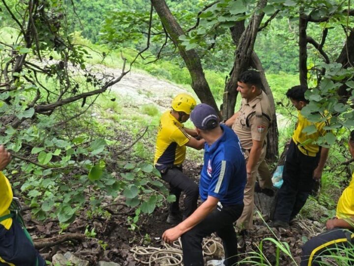 देवप्रयाग के पास बोलेरो खाई में गिरी, पांच की मौत, एक लापता