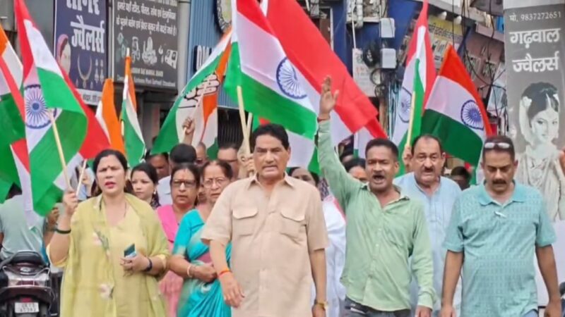 पूर्व कैबिनेट मंत्री सुरेंद्र सिंह नेगी के नेतृत्व में निकली भव्य तिरंगा यात्रा, भारत माता की जय और वंदे मातरम् के नारों से गूंजा शहर