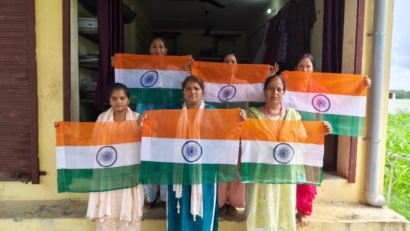 हाथों का हुनर बना तिरंगे की शान, आत्मनिर्भर हो रहीं ग्रामीण महिलाएं, हर घर लहराएगा दून का हैंडमेड तिरंगा