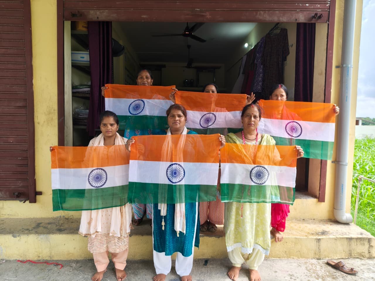 हाथों का हुनर बना तिरंगे की शान, आत्मनिर्भर हो रहीं ग्रामीण महिलाएं, हर घर लहराएगा दून का हैंडमेड तिरंगा