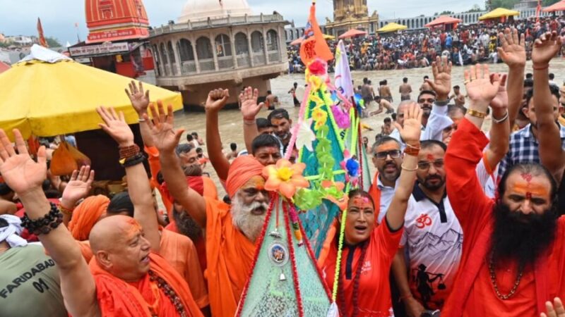 खेल मंत्री रेखा आर्य ने 2036 ओलंपिक की मेजबानी के संकल्प के साथ उठाई कांवड़, हरकी पैड़ी से गंगाजल लेकर 22 किलोमीटर पैदल चलकर वीरभद्र मंदिर ऋषिकेश में करेंगी भगवान शिव का रुद्राभिषेक