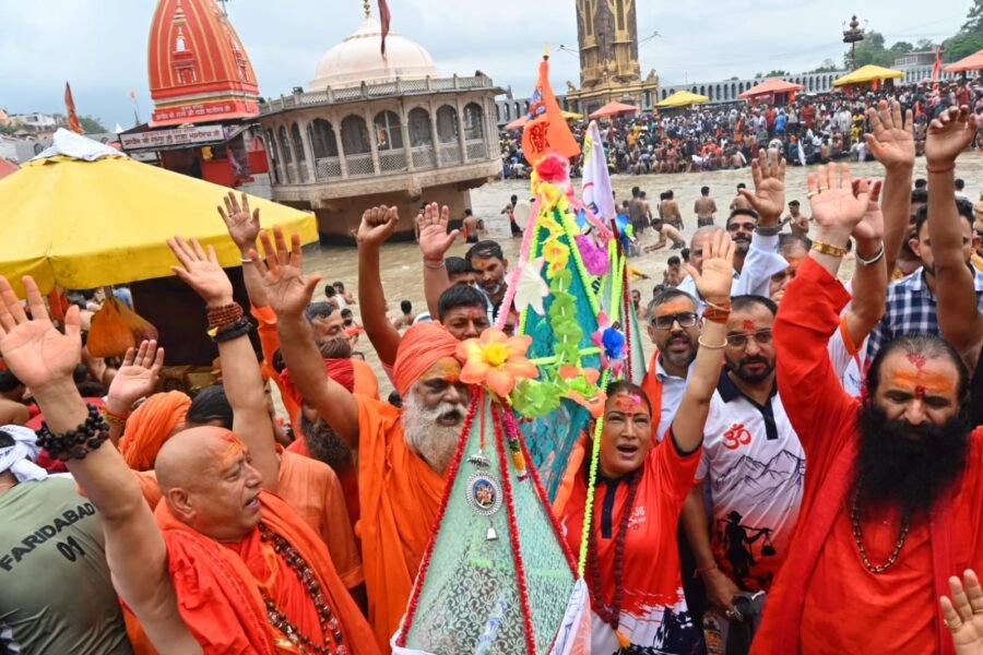 खेल मंत्री रेखा आर्य ने 2036 ओलंपिक की मेजबानी के संकल्प के साथ उठाई कांवड़, हरकी पैड़ी से गंगाजल लेकर 22 किलोमीटर पैदल चलकर वीरभद्र मंदिर ऋषिकेश में करेंगी भगवान शिव का रुद्राभिषेक