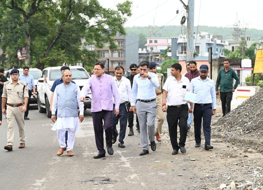 मुख्यमंत्री धामी ने नंदा की चौकी पुल के एप्रोच रोड के पुनर्निर्माण कार्य का किया निरीक्षण