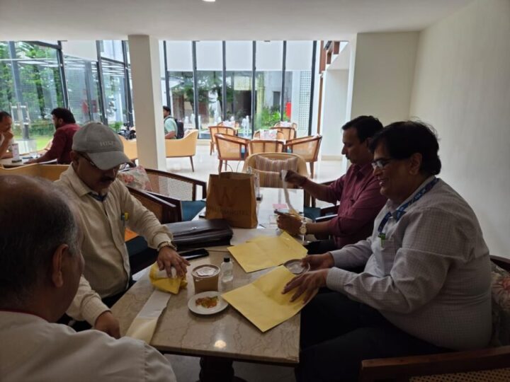 मिलावटखोरों पर आयुक्त विनय शंकर पांडे का शिकंजा, देहरादून में खाद्य प्रतिष्ठानों पर ताबड़तोड़ कार्रवाई; पनीर, दूध और दुग्ध उत्पादों की गुणवत्ता पर विशेष निगरानी; गंदगी मिलने पर तीन रेस्टोरेंट तत्काल बंद