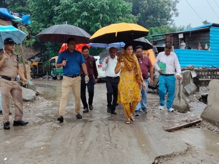 कांवड़ मेला संपन्न होते ही कुंभ की तैयारियों को युद्ध स्तर पर आगे बढ़ाने में जुटा मेला प्रशासन, बारिश के बीच मेलाधिकारी सोनिका ने अनेक क्षेत्रों का पैदल भ्रमण कर तैयारियों का लिया जायजा