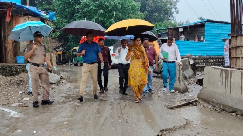 कांवड़ मेला संपन्न होते ही कुंभ की तैयारियों को युद्ध स्तर पर आगे बढ़ाने में जुटा मेला प्रशासन, बारिश के बीच मेलाधिकारी सोनिका ने अनेक क्षेत्रों का पैदल भ्रमण कर तैयारियों का लिया जायजा