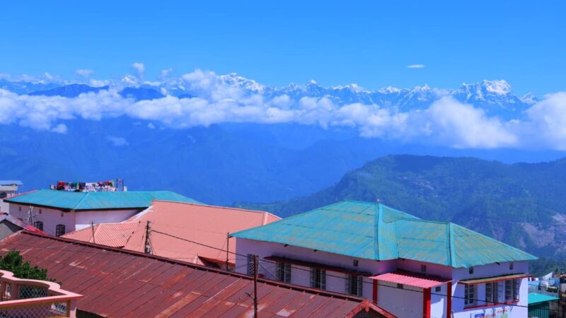 बादलों की ओट से फिर दिखा हिमालय, पौड़ी से नजर आईं बर्फीली चोटियां