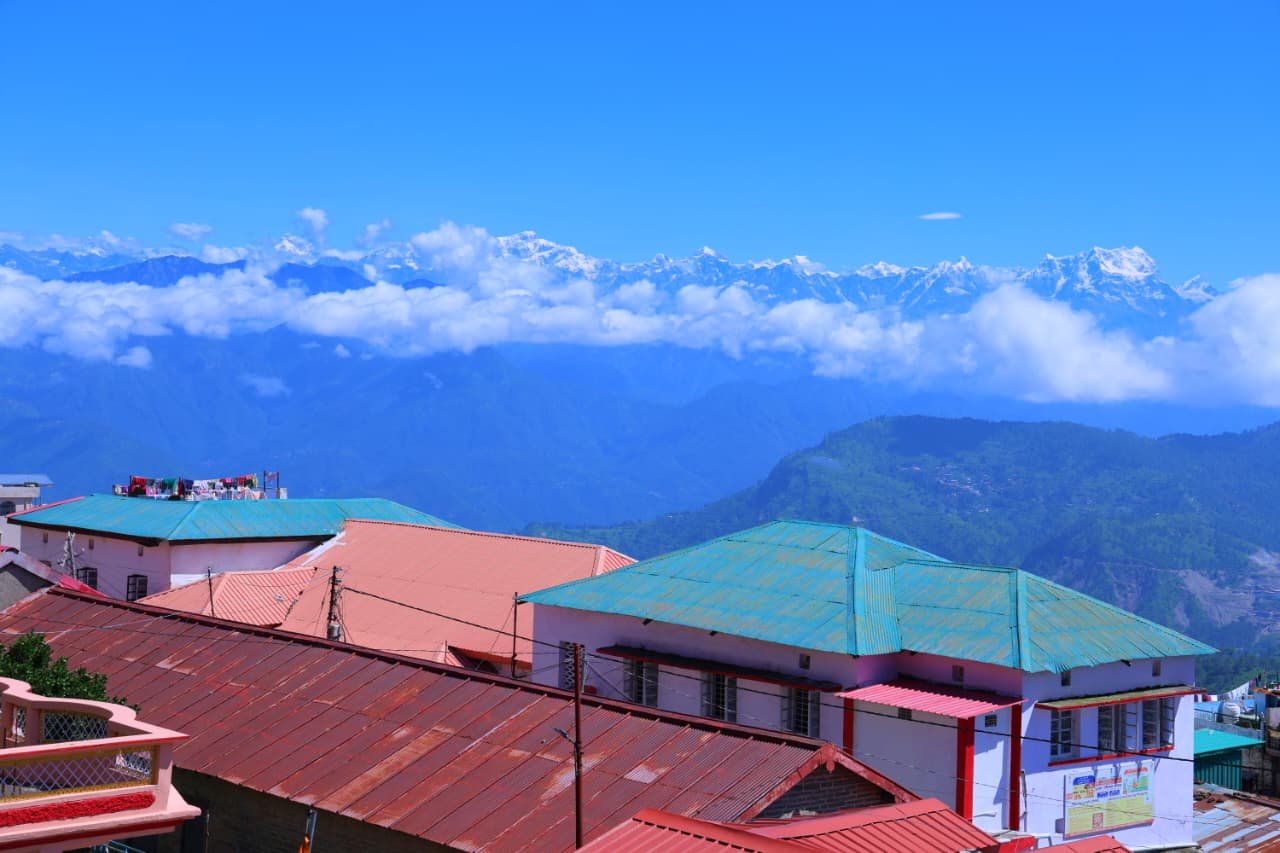 बादलों की ओट से फिर दिखा हिमालय, पौड़ी से नजर आईं बर्फीली चोटियां