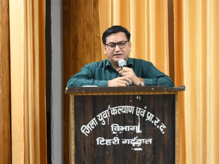 ‎गढ़रत्न नरेंद्र सिंह नेगी के गीतों में दिखती है पहाड़ की संस्कृति, लोकजीवन और जनभावनाओं की तस्वीर – एडीएम शैलेन्द्र सिंह नेगी