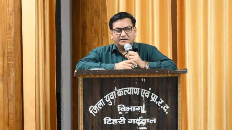 ‎गढ़रत्न नरेंद्र सिंह नेगी के गीतों में दिखती है पहाड़ की संस्कृति, लोकजीवन और जनभावनाओं की तस्वीर – एडीएम शैलेन्द्र सिंह नेगी