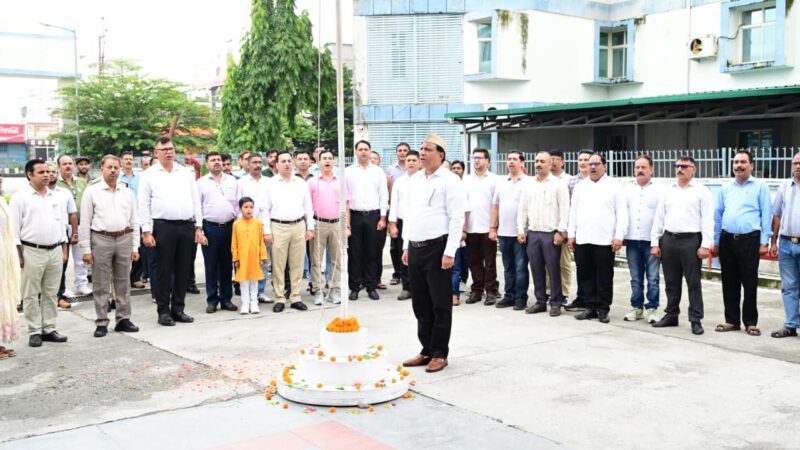 महानिदेशक बंशीधर तिवारी ने सूचना एवं लोकसंपर्क विभाग में किया ध्वजारोहण, अधिकारियों-कर्मचारियों से कर्तव्यनिष्ठा और पारदर्शिता से कार्य करने का आह्वान