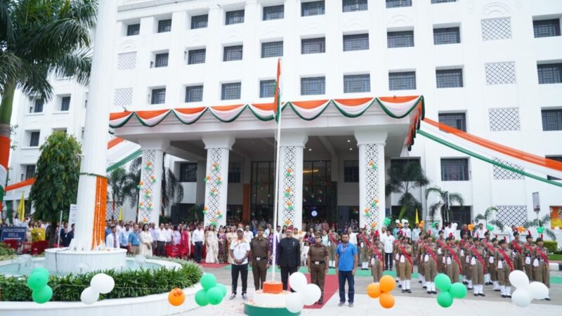 तिरंगे के रंग में रंगा एसजीआरआर विश्वविद्यालय, जोश और जज्बे के साथ मनाया गया 80वां स्वतंत्रता दिवस, छात्र-छात्राओं ने प्रस्तुत किए देशभक्ति से ओत-प्रोत कार्यक्रम