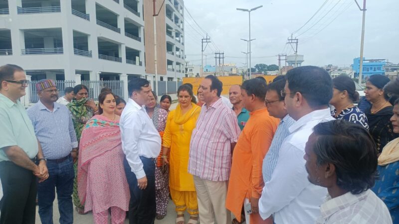 आढ़त बाजार के विकास कार्यों का विधायक विनोद चमोली और एमडीडीए उपाध्यक्ष IAS बंशीधर तिवारी ने किया स्थलीय निरीक्षण, नवीन आढ़त बाजार का निर्माण पूरा, व्यापारियों को जल्द मिलेगा लाभ