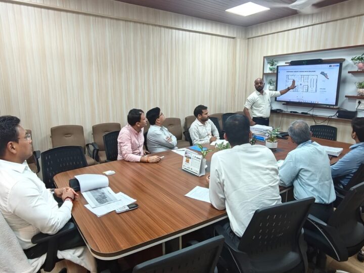 धामी सरकार की बागेश्वर को बड़ी सौगात, पहाड़ की पहचान से सजेगा राज्य अतिथि गृह, सचिव आवास डॉ. आर राजेश कुमार ने की समीक्षा, स्थानीय पहाड़ी वास्तुशैली में निर्माण के दिए निर्देश