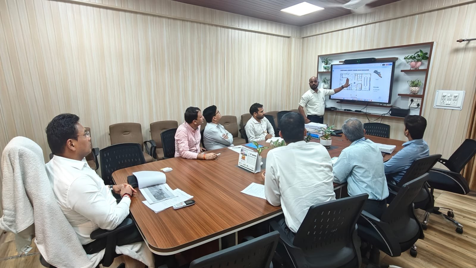 धामी सरकार की बागेश्वर को बड़ी सौगात, पहाड़ की पहचान से सजेगा राज्य अतिथि गृह, सचिव आवास डॉ. आर राजेश कुमार ने की समीक्षा, स्थानीय पहाड़ी वास्तुशैली में निर्माण के दिए निर्देश