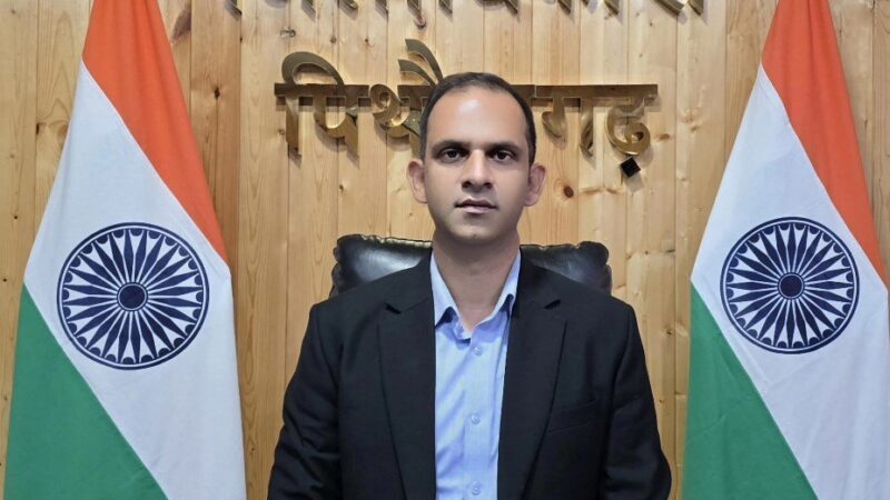 डीएम का अल्टीमेटम : तीन दिन में सड़क दुरुस्त करो, वरना अफसर होंगे जिम्मेदार