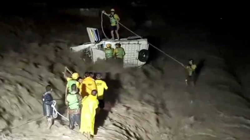 ऋषिकेश में उफनती बीन नदी में पलटा मैक्स वाहन, SDRF ने दो लोगों को बचाया