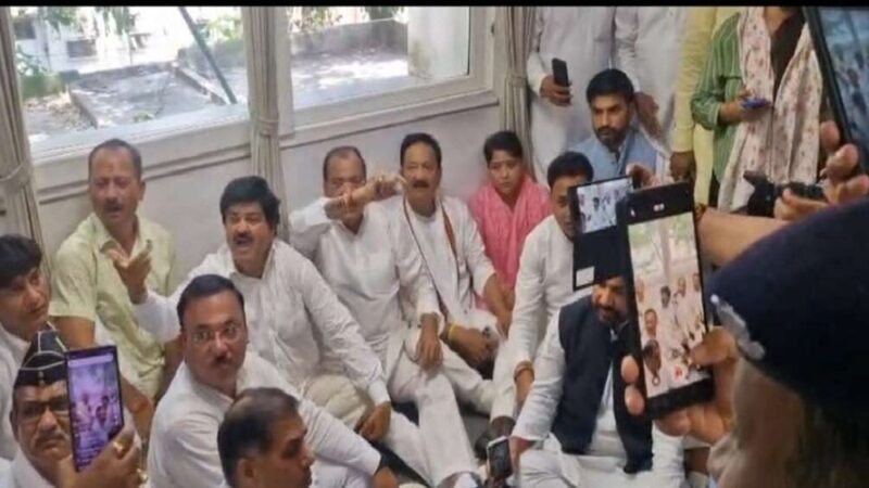 खड़गे की रैली से पहले हल्द्वानी में कांग्रेस और पुलिस आमने-सामने, SSP कार्यालय में कांग्रेस का धरना 